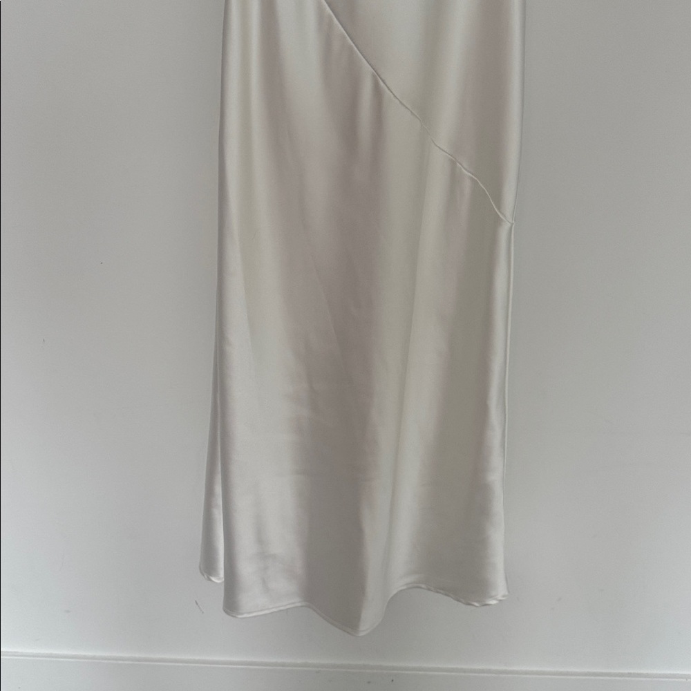 Amazon Elegant White Satin Backless Gown - Size XS - Picture 5 of 9